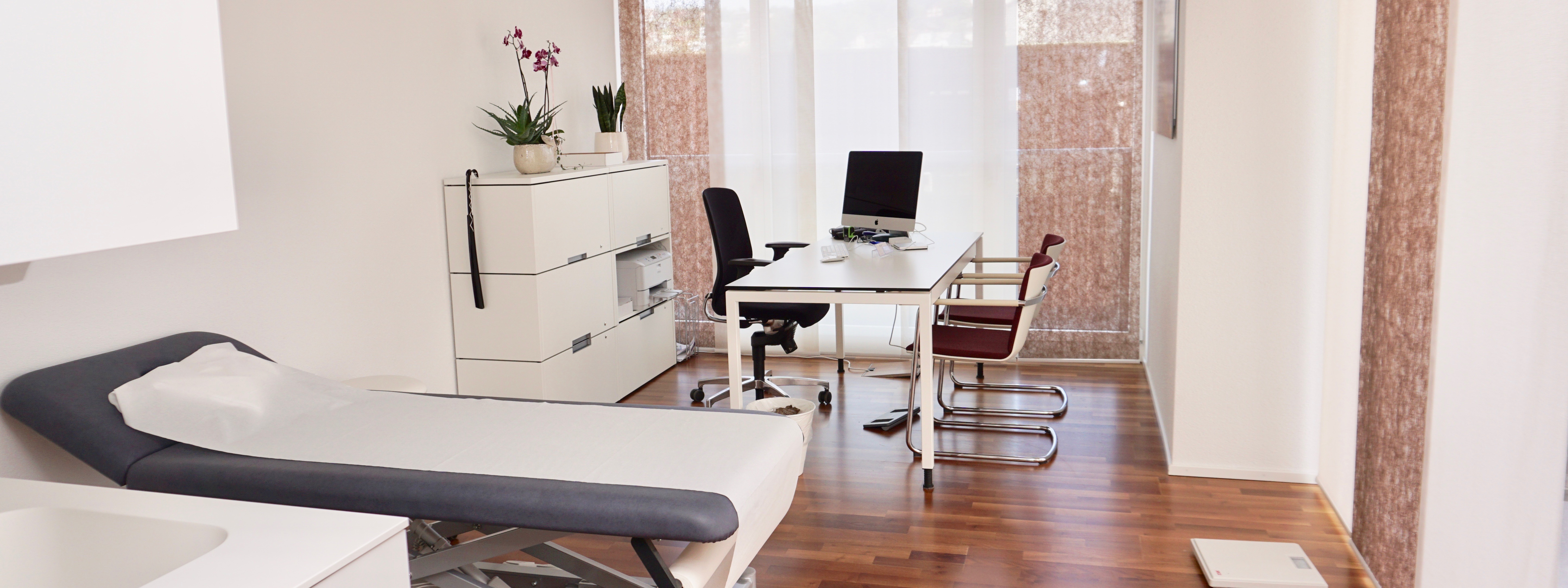 8:3 Sprechstundenzimmer.jpg